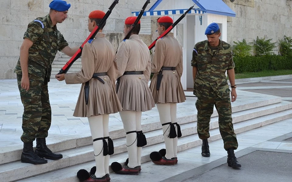 Οι δίδυμοι Εύζωνες που κάνουν το Σύνταγμα να σείεται! (βίντεο)